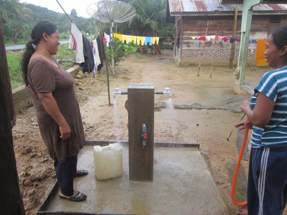 Para Ibu ikut tersenyum ada nya air bersih PNPM MPd Tahun 2012